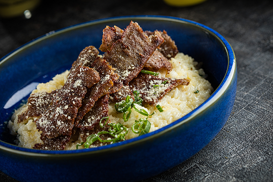 Arroz Meloso con CorderoArroz arborio, queso parmesano y láminas de cordero