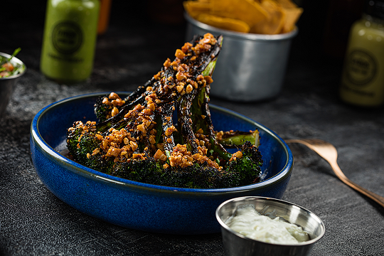 Brocoli Tatemado   Al carbón con salsa macha de cacahuate acompañada de tzatziki